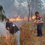 Polresta Tanjungpinang Bersama Damkar Padamkan Kebakaran Lahan 4 Hektare di Dompak
