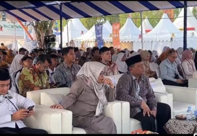 Bupati Lucky Hakim serahkan Bantuan ZIS Rp884 Juta untuk 1.768 Siswa di Indramayu
