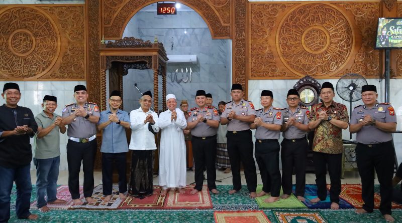 Perkuat Kedekatan dengan Warga, Kapolda Sulsel Sampaikan Pesan Kamtibmas Lewat Safari Jumat