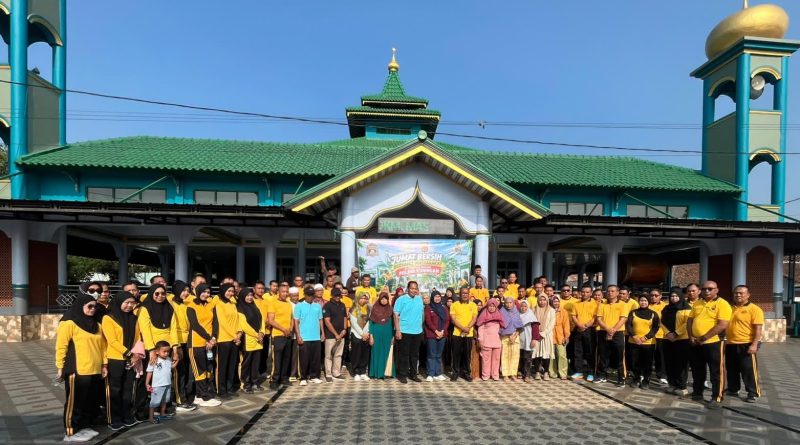 Wujudkan Lingkungan Asri dan Sehat, Wakapolres Kuningan Pimpin Jumat Bersih Bersama Warga di Masjid Desa Ragawacana
