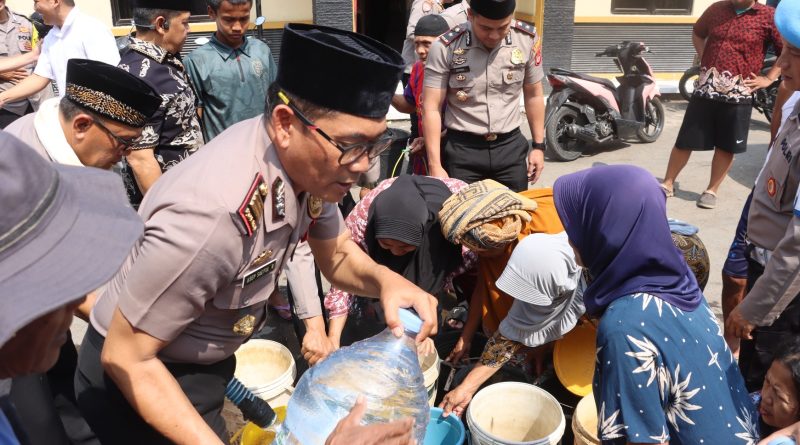 Bantu Warga Terdampak Kekeringan, Polres Kuningan Salurkan Air Bersih ke Desa Hantara