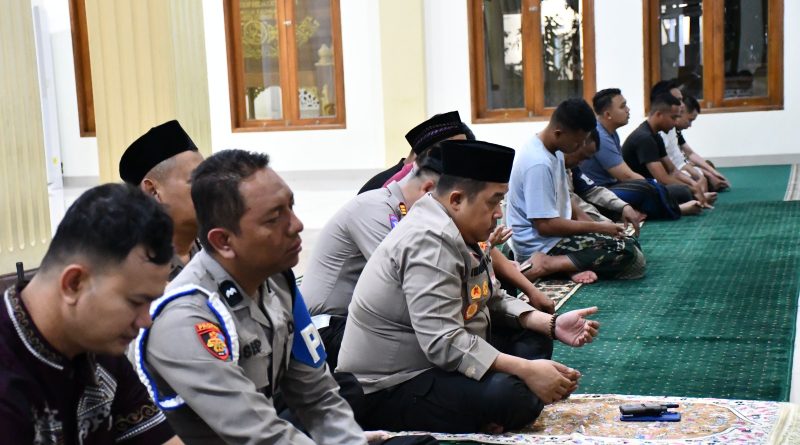 Pererat Silaturahmi dan Jaga Kamtibmas, Kapolresta Cirebon dan 27 Kapolsek Jajaran Gelar Shalat Subuh Keliling