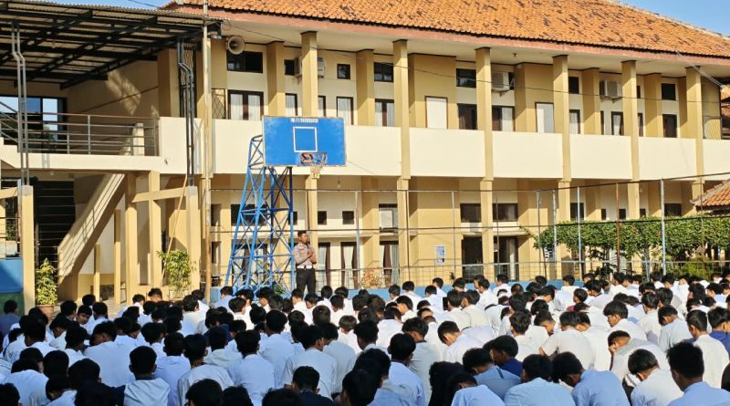 Tingkatkan Kesadaran Tertib Lalu Lintas dan Cegah Balap Liar, Sat Lantas Polres Kuningan Gelar “Police Goes to School” di SMAN 1 Mandirancan