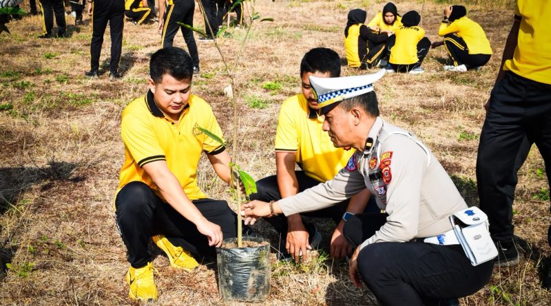 Polresta Cirebon Tanam 30 Bibit Pohon Mangga, Kapolresta: Menjaga Lingkungan Adalah Tanggung Jawab Bersama