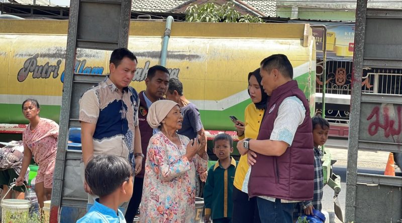 Polresta Cirebon Salurkan 18.000 Liter Air Bersih untuk Warga Palimanan Barat