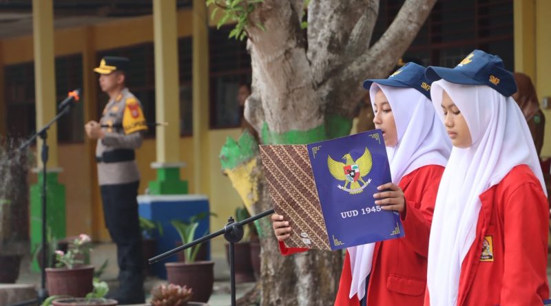 Kapolres Luwu Jadi Pembina Upacara di SMP Negeri 1 Bajo, Gaungkan Pesan Stop Bullying