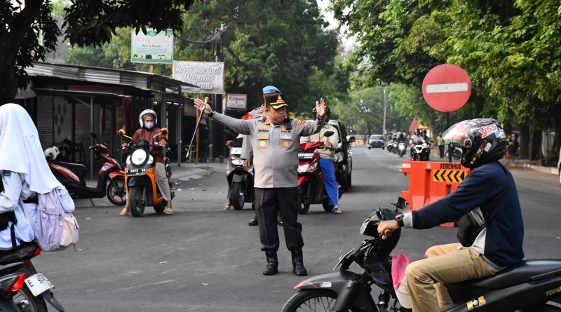 Kapolresta Cirebon Turun Langsung Pantau Gatur Lalu Lintas, 979 Personel Siaga di 166 Titik