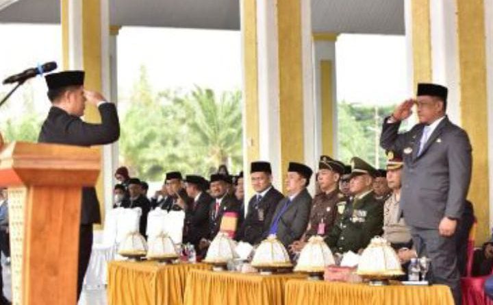 Bupati Luwu, H. Patahudding, S.Ag., bertindak sebagai pembina upacara peringatan Hari Sumpah Pemuda ke-98 yang berlangsung di Lapangan Andi Djemma.