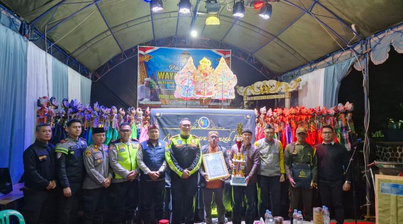 Meriahkan Lomba Satkamling 2026, Polres Kuningan Gelar Wayang Golek “PAK 3” di Darma