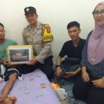 Semangat Sumpah Pemuda, Bhabinkamtibmas Tanjung Unggat Bantu Warga Korban Sengatan Listrik