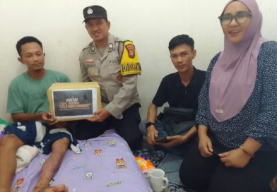 Semangat Sumpah Pemuda, Bhabinkamtibmas Tanjung Unggat Bantu Warga Korban Sengatan Listrik