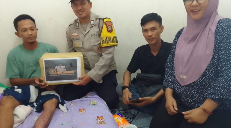 Semangat Sumpah Pemuda, Bhabinkamtibmas Tanjung Unggat Bantu Warga Korban Sengatan Listrik