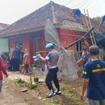 Kapolres Kuningan Turun Langsung Bantu Korban Puting Beliung di Mekarsari
