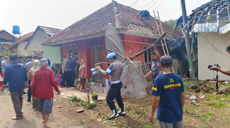 Kapolres Kuningan Turun Langsung Bantu Korban Puting Beliung di Mekarsari