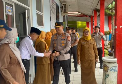 CEGAH KENAKALAN REMAJA, KAPOLRES PAGAR ALAM AKBP ADAM PURBANTORO PIMPIN UPACARA DI SMP NEGERI 1