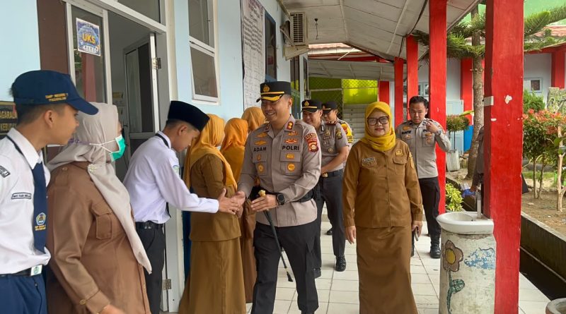 CEGAH KENAKALAN REMAJA, KAPOLRES PAGAR ALAM AKBP ADAM PURBANTORO PIMPIN UPACARA DI SMP NEGERI 1