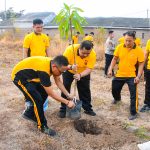 Kapolresta Cirebon Pimpin Aksi Green Policing, Tanam 30 Pohon Mangga dan Ajak Personel Peduli Lingkungan