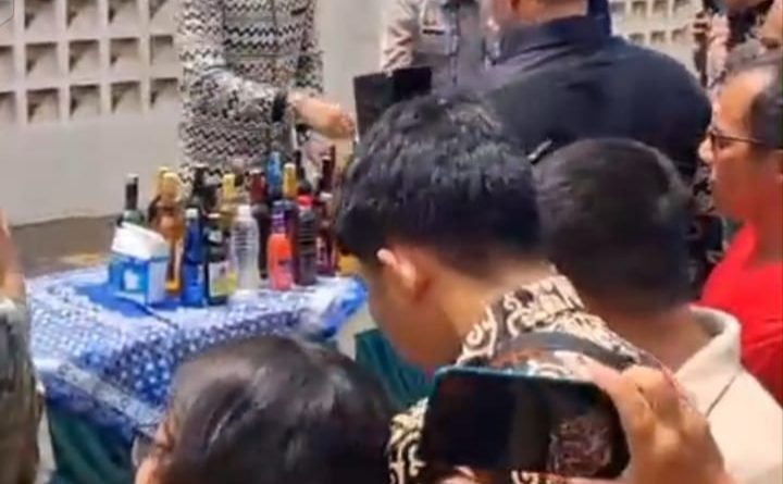 Bupati Lucky Hakim Musnakan di Exs Asrama Haji Hasil Razia Miras Sebanyak 9.346 botol minuman keras (miras)