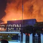 Kantor ATR/BPN Karawang Terbakar Hebat, 80% Gedung Hangus – Data Tanah Dijamin Aman, Penyebab Masih Diselidiki Labfor Polri
